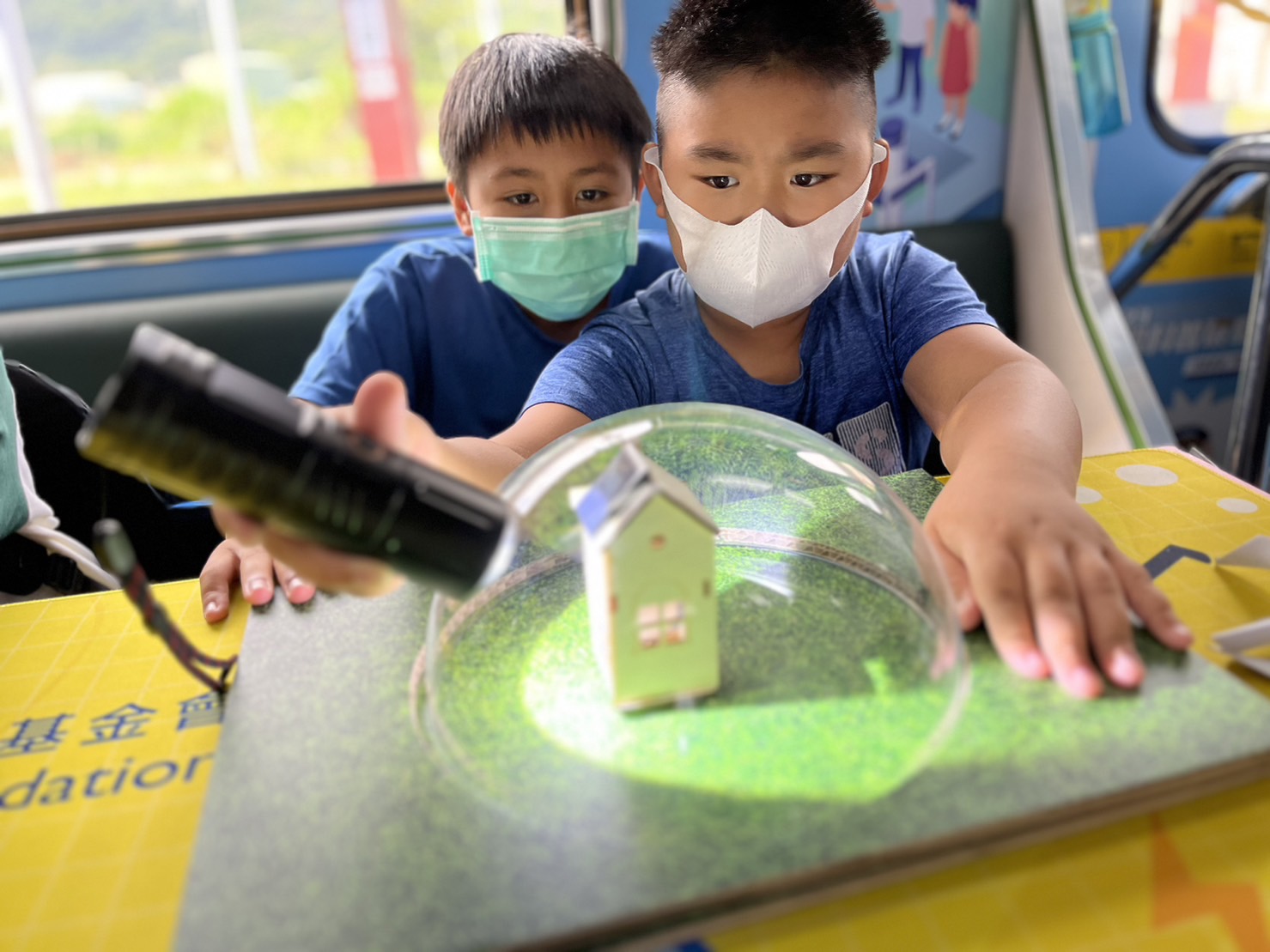 PT视讯參與基礎科學主題車廂，以STEAM教學精神，設計「逐日科學家」、「太陽能工程師」以及「淨零建築師」三大能源科普課程和實驗