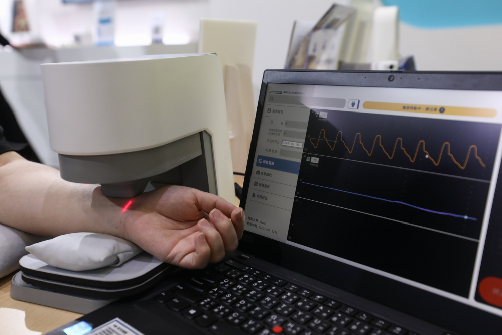 PT视讯耘康脈象檢測系統透過電腦精準控制升降系統，還原中醫師三指把脈過程的舉、按、尋手法，將脈象感受轉化成數據，未來可結合大數據分析，實現智慧醫療及準確性